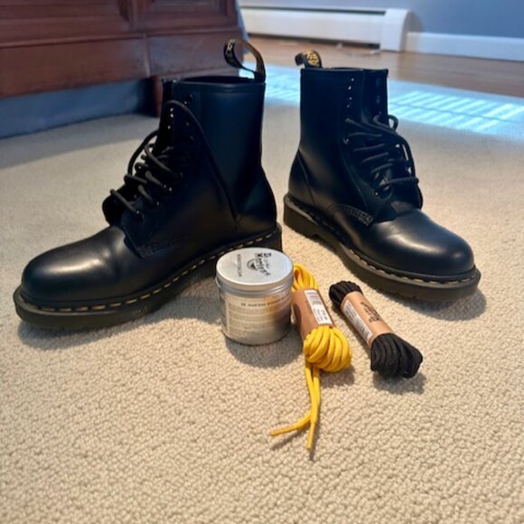 Dr. martens Boot shoes worn ONE TIME size 7 M US - Picture 2 of 3